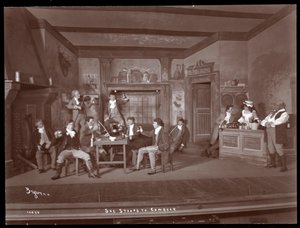 Uma cena de uma produção amadora de She Stoops to Conquer (estampa de gelatina prateada)